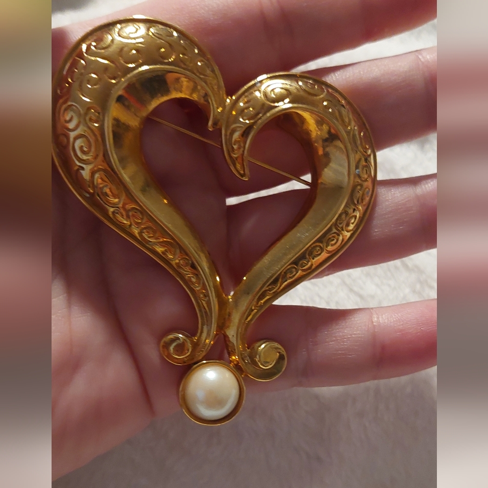 Avon Vintage Gold Heart Brooch with Pearl Accent